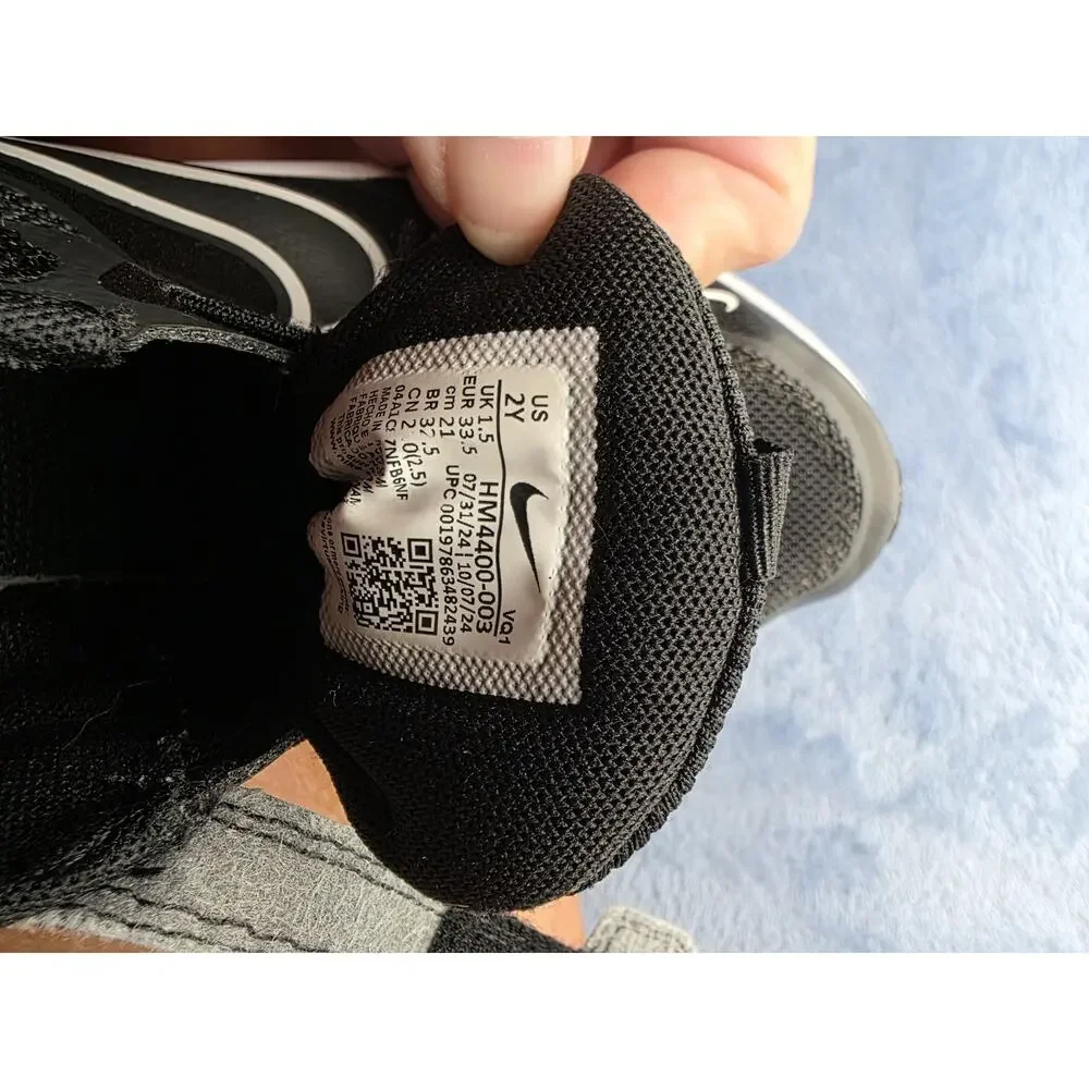 Nike Cosmic Runner Kids Shoes Size 2Y Black Gray Sneakers HM4400-003
